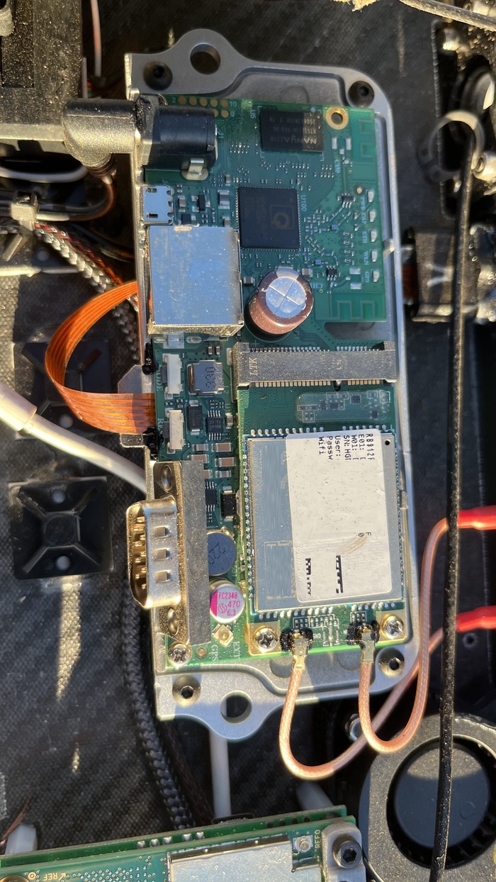 плата с двумя мак-адресами и админским паролем на наклейке