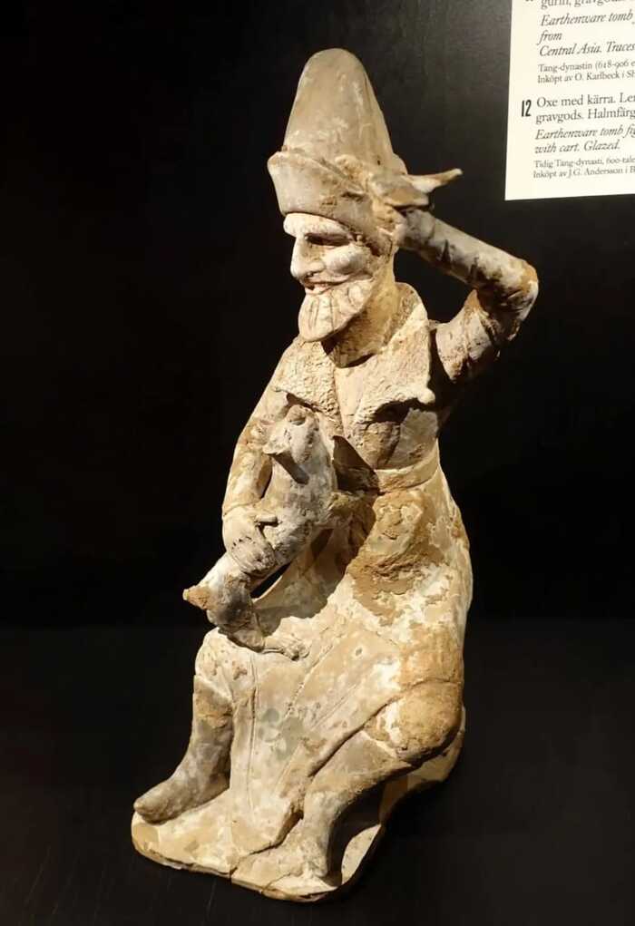 Китайская (согдийская) статуя человка в раздвоенной шляпе, созданная во времена династии Тан, 618-906 гг. н.э. Музей Восточной Азии в Стокгольме.
