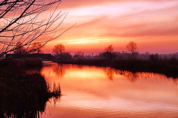 Иногда закаты раскрашивают небо в потрясающе красивые цвета.