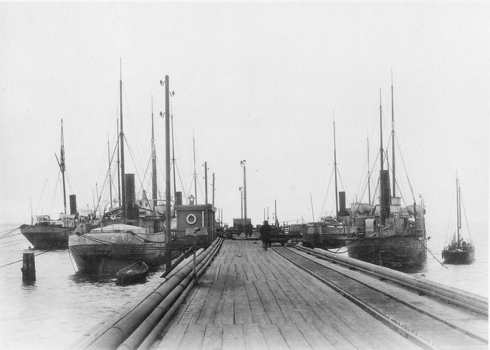 Парусные суда в Черном городе — районе Баку, где в конце XIX века сосредоточилась нефтяная промышленность, — на первом пирсе товарищества «Бранобель». Фото из архива Карла Вильгельма Хагелина/Технический музей/Wikimedia