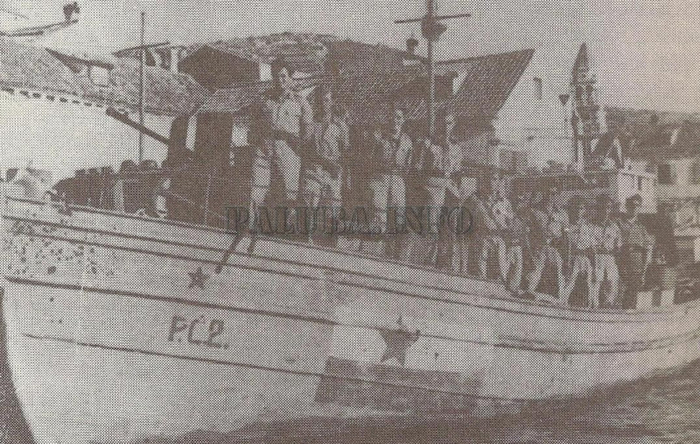 Один из первых "вымпелов" партизанского флота бывший рыбачий баркас, а в своей новой роли - патрульный катер PC2 "Macola" и его экипаж