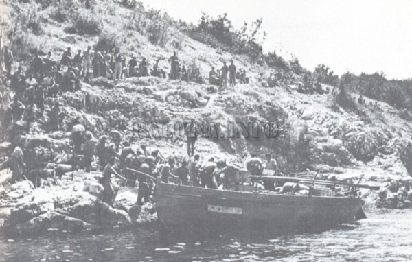 Партизаны ожидают погрузки на патрульный катер РС43 "Napred"