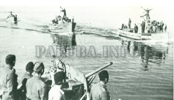 Патрульные катера в кильватерной колонне (сигналы передаются флажковым семафором, как в "настоящем" флоте)