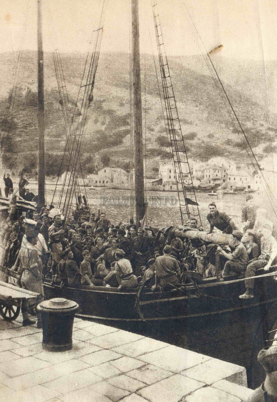 Подразделение Далматинской ударной бригады грузится на корабли перед десантом на остров Хвар, июль 1944 г.