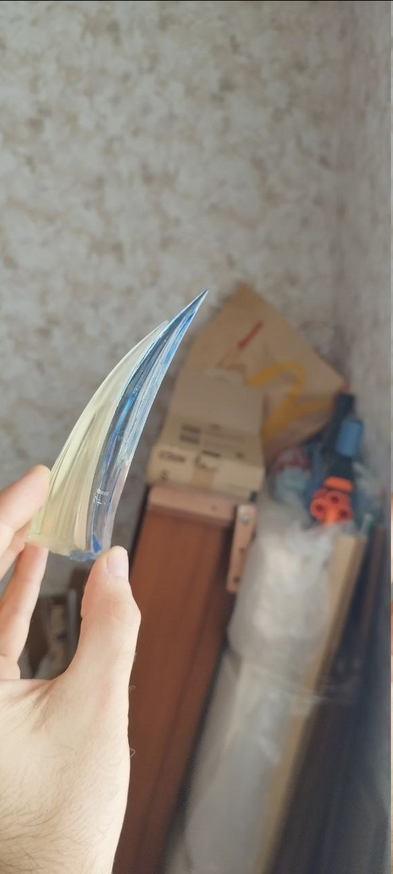 наглядное сравнение до и после) слева полимер который еще не прошел обработку а справа уже оттонированный под эффект воздуха. Для создания такого эффекта применяли витражные краски, довольно специфический на мой взгляд материал.