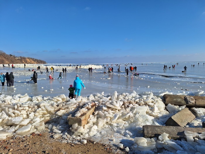Горожане с удовольствием идут льду чтобы сделать эффектные снимки, катаются на коньках и санках.