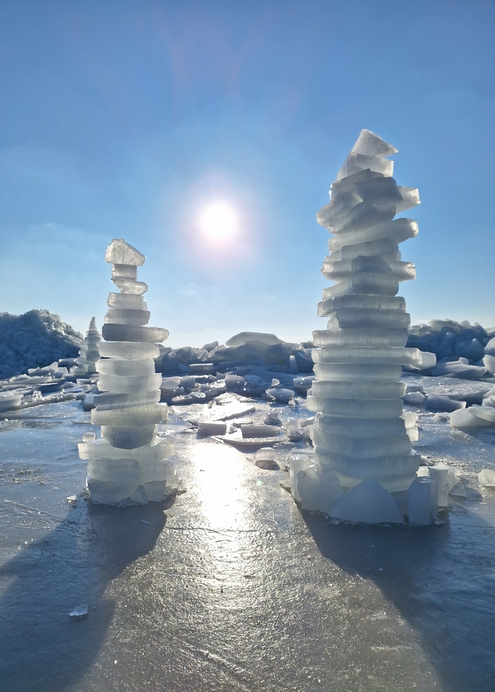 Строят ледовые пирамидки.