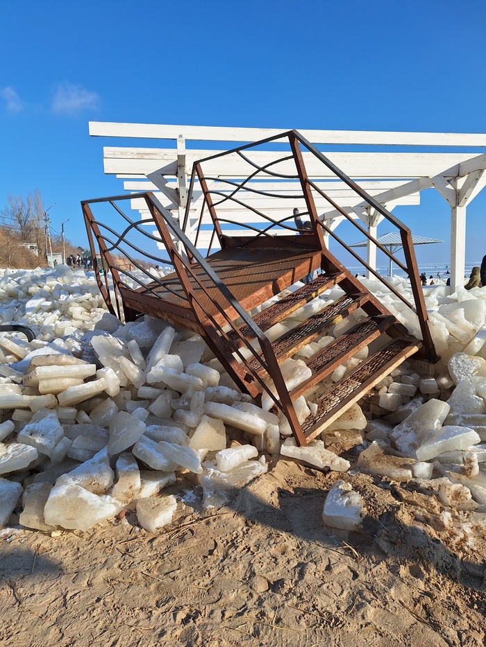 Мостик через волнорез был метрах в десяти-пятнадцати от берега.