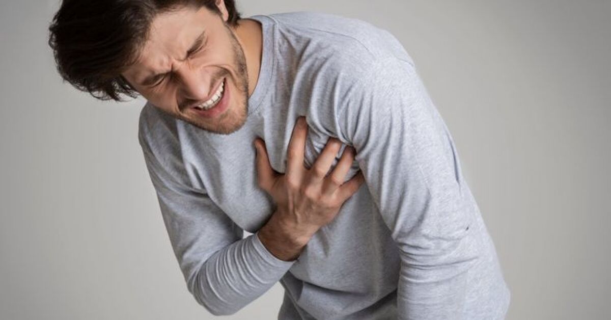 мужчина держится за сердце