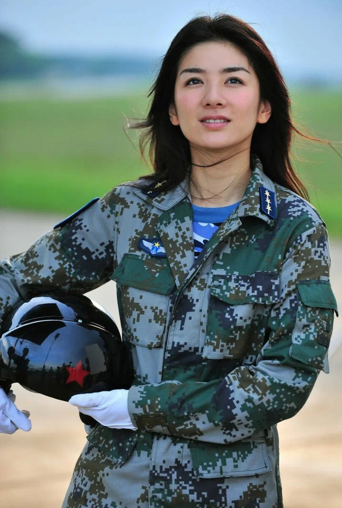 Красивая китаянка в форме НОАК ^_^