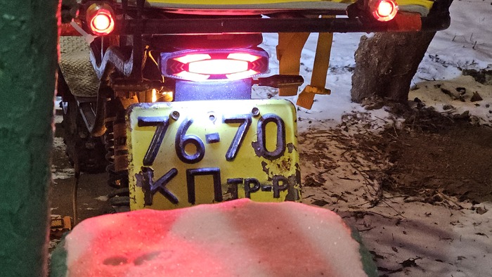 Без мигалок ночью не езжу; задний фонарь неродной (родной сгорел); задний номер тракторного типа, нигде не регистрировался.. с моими любимыми цифрами «76» и «70»