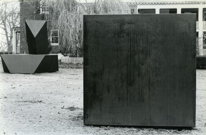 Тони Смит. Die, 1962. Сталь, промасленная отделка. 6 х 6 x 6 футов. Версия 1/3