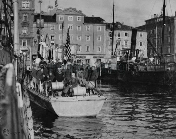 Американский охотник за подводными лодками SC-127 и югославский пароход в Риеке (Фиуме), весна 1945 г.