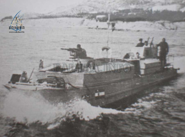 Канонерская лодка NB15, захваченная у немцев десантная баржа