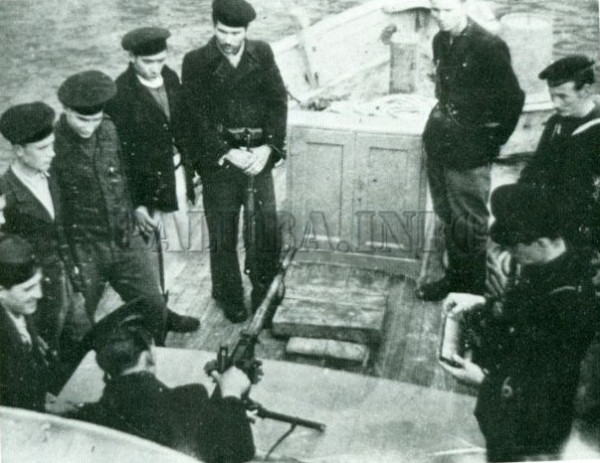 С 1 марта 1945 г. они окончательно стали военными моряками и очень скоро были переобмундированы в военно-морскую форму, предоставленную Союзниками или пошитую собственными силами