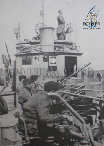 Морских пехотинцев и артиллеристов отличали эффектные черные береты