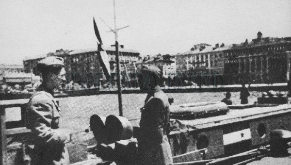 А эти моряки просто любуются красотами свободного Триеста (Италия), куда пришел их корабль