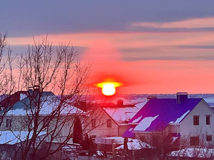 Необычный вид заката, похож на лампу.