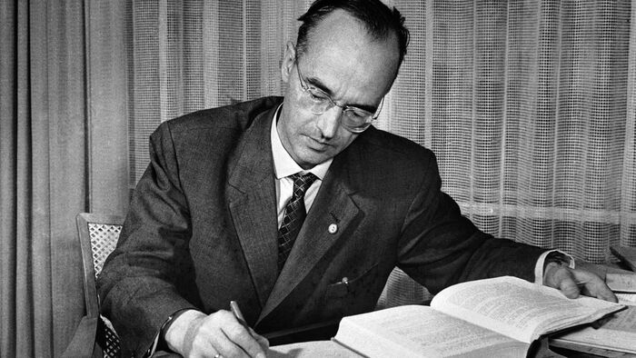     ( 29  1911, ,   28  1988, , )