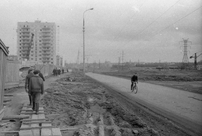 Walking through a new housing development, late 60s - the USSR, Black and white photo, Everyday life, 60th, 70th, Childhood in the USSR, Building, Longpost, Moscow