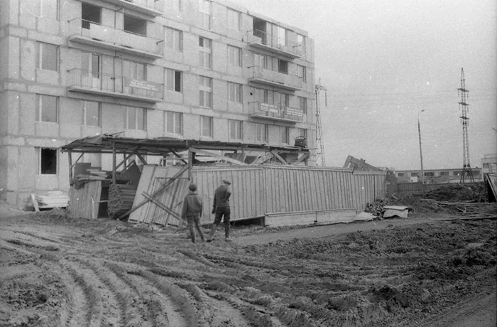 Walking through a new housing development, late 60s - the USSR, Black and white photo, Everyday life, 60th, 70th, Childhood in the USSR, Building, Longpost, Moscow