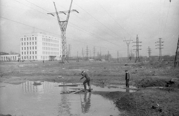 Walking through a new housing development, late 60s - the USSR, Black and white photo, Everyday life, 60th, 70th, Childhood in the USSR, Building, Longpost, Moscow