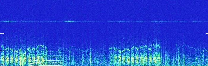Сигнал типа 1б – импульсы шума с синусоидальными компонентами, включая сигналы типа 2 в левой части. Прямая линия в верхней части изображения – сигнал частотой 16 Гц от силовых железнодорожных линий.