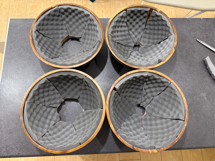 Результат наклейки звукопоглощения