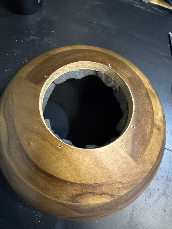 Размечаем отверстия под крепеж.