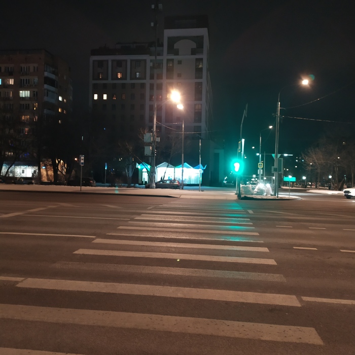 Переход через дорогу, где увидел перчатку.