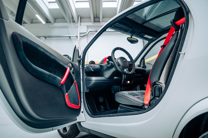 Aznom также обновил интерьер Smart4Teen