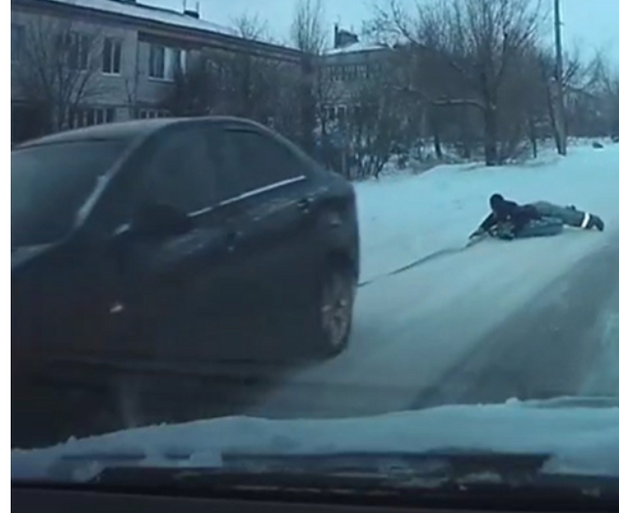 В Дубовском районе Волгоградской области полиция установила личность водителя, перевозившего пассажира на тюбинге. Как сообщили <!--noindex--><a href="https://pikabu.ru/story/ishchut_gruppu_vooruzhennyikh_kalashami_kavkaztsev_khuliganyashchikh_na_ulitsakh_tsentra_volgograda_12420402?u=http%3A%2F%2FV102.RU&t=V102.RU&h=ae1b8415db6850c15c2f44b4a623218b32a65d53" title="http://V102.RU" target="_blank" rel="nofollow noopener">V102.RU</a><!--/noindex--> в ГУ МВД России по региону, им оказался 21-летний местный житель. 