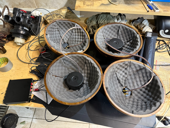 Подключаем к усилку для проверки электрики