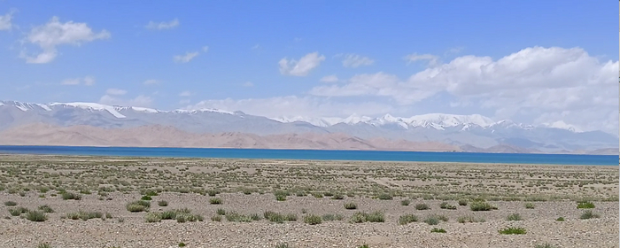 Озеро Каракуль, которое мы проехали почти без остановки. Очень пешили спуститься с гор.