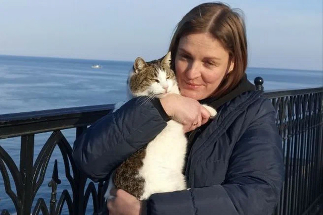 Выбралась на камни и ждала спасения: Кошку Мусю, которую турист из Петербурга сбросил с «Ласточкиного гнезда», нашли живой спустя три дня