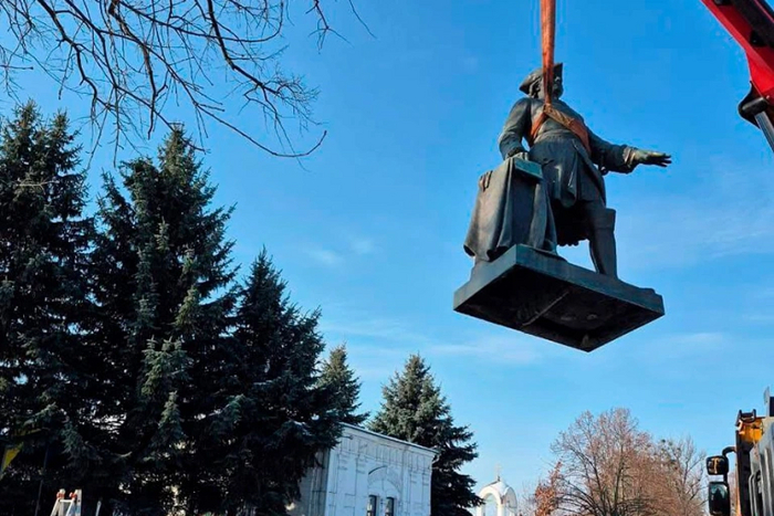 Демонтаж памятника Петру I в Полтаве, Украина, 25 февраля 2025 года (Фото: kateryna_yamshchikova / Telegram)
