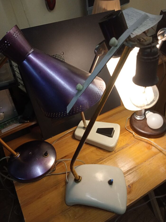 Три НЭЛ. Почти половина известных ламп серии. Грибка НЭЛ-13 в кадре нет, у меня он без дна (и клейма).