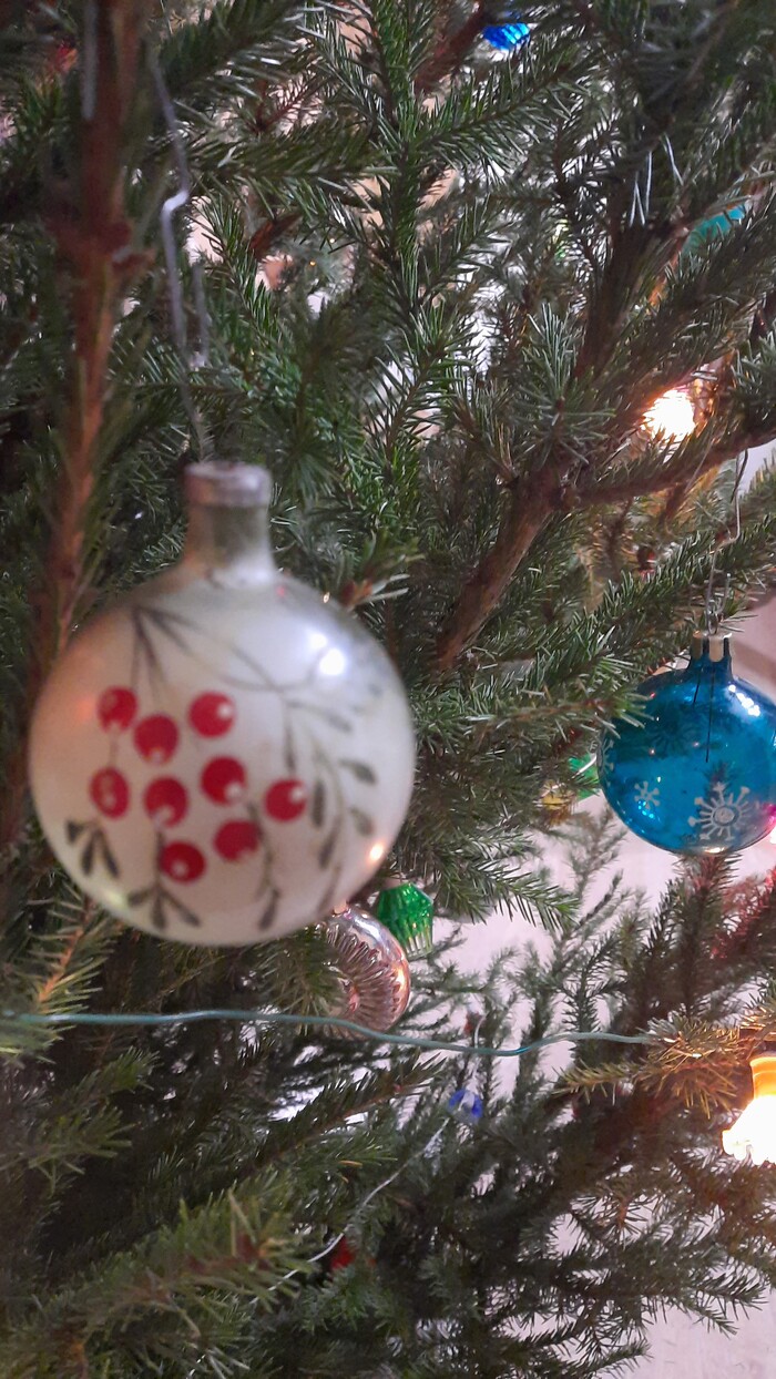 Шарик с рябиной, в отдалении со снежинками, тоже фосфорными.