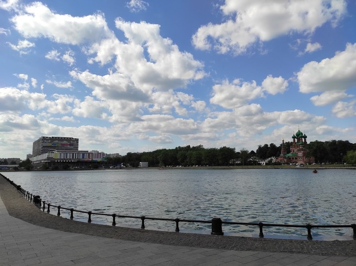 Останкинский пруд всё такой же. Только теперь в нем не купаются.