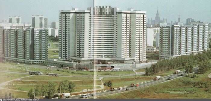 Гостиница "Салют" в 1980-1982 годах. Посмотрите, как хорошо сочетается с окружающей жилой застройкой. С сайта <!--noindex--><a href="https://pikabu.ru/story/salyut_istoriya_unikalnoy_dlya_sssr_moskovskoy_gostinitsyi_12425239?u=http%3A%2F%2Fwww.pastvu.com&t=www.pastvu.com&h=3a9dc09f3a362ad923b8078d477795b9581f7c33" title="http://www.pastvu.com" target="_blank" rel="nofollow noopener">www.pastvu.com</a><!--/noindex-->.