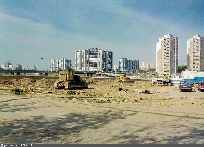 Гостиница "Салют" в 1999 году. Также на снимке видно строительство развязки между проспектом Вернадского, Ленинским и улицей Островитянова. Фото Алексея Б., с сайта <!--noindex--><a href="https://pikabu.ru/story/salyut_istoriya_unikalnoy_dlya_sssr_moskovskoy_gostinitsyi_12425239?u=http%3A%2F%2Fwww.pastvu.com&t=www.pastvu.com&h=3a9dc09f3a362ad923b8078d477795b9581f7c33" title="http://www.pastvu.com" target="_blank" rel="nofollow noopener">www.pastvu.com</a><!--/noindex-->.