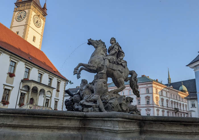 А вот и он, мужик на коне - Цезарь (Фишпляц был со стороны конского зада).