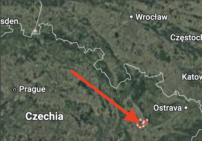 Местность с Оломунцем. Гугл карта строит путь около 208 км (по прямой еще меньше).