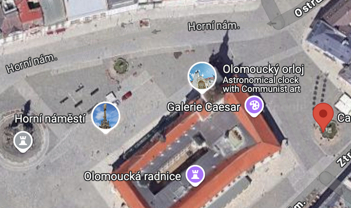 Верхняя площадь (чешск. Horní náměstí) в плане. Красной меткой отмечен Цезарь. В севернее находился Фишпляц.
