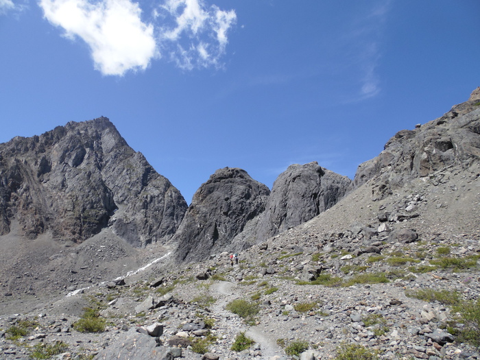 Те самые бараньи лбы, две скалы, мимо которых идёт тропинка к Большому Актру. С виду ничего особенного, если невнимательно смотреть первое фото.