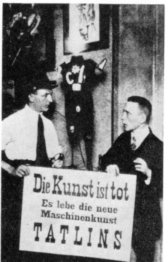 Георг Гросс (справа) и Джон Хартфилд. Надпись на плакате: «Искусство умерло. Да здравствует новое машинное искусство Татлина». 1920 год.