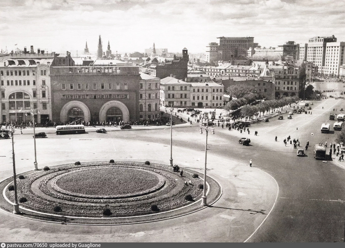 Оформление площади в 1948 году. Автор фото: Н.С. Грановский. С сайта <!--noindex--><a href="https://pikabu.ru/story/ranshe_na_lubyanskoy_ploshchadi_moskvyi_byil_udivitelnyiy_fontan_kak_on_vyiglyadel_i_kuda_ischez_12428552?u=http%3A%2F%2Fwww.pastvu.com&t=www.pastvu.com&h=3a9dc09f3a362ad923b8078d477795b9581f7c33" title="http://www.pastvu.com" target="_blank" rel="nofollow noopener">www.pastvu.com</a><!--/noindex-->.