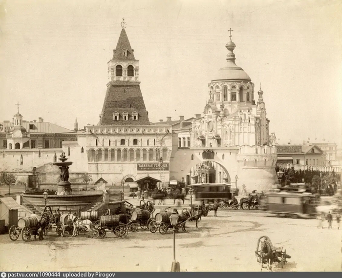 Фонтан в 1885-1892 годах. Обратите внимание на водовозов (повозки с бочками). С сайта <!--noindex--><a href="https://pikabu.ru/story/ranshe_na_lubyanskoy_ploshchadi_moskvyi_byil_udivitelnyiy_fontan_kak_on_vyiglyadel_i_kuda_ischez_12428552?u=http%3A%2F%2Fwww.pastvu.com&t=www.pastvu.com&h=3a9dc09f3a362ad923b8078d477795b9581f7c33" title="http://www.pastvu.com" target="_blank" rel="nofollow noopener">www.pastvu.com</a><!--/noindex-->.