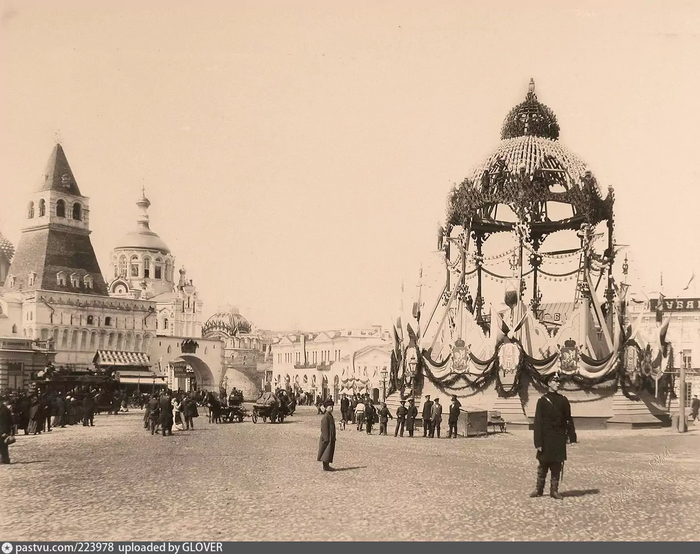 Оформление фонтана в дни коронации Николая II, 1896. С сайта <!--noindex--><a href="https://pikabu.ru/story/ranshe_na_lubyanskoy_ploshchadi_moskvyi_byil_udivitelnyiy_fontan_kak_on_vyiglyadel_i_kuda_ischez_12428552?u=http%3A%2F%2Fwww.pastvu.com&t=www.pastvu.com&h=3a9dc09f3a362ad923b8078d477795b9581f7c33" title="http://www.pastvu.com" target="_blank" rel="nofollow noopener">www.pastvu.com</a><!--/noindex-->.