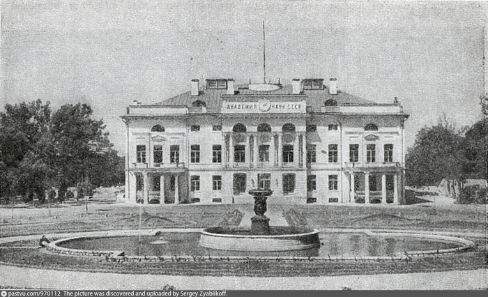 Фонтан в уже несколько изменённом виде перед зданием бывшего Александринского двора в 1938 году. С сайта <!--noindex--><a href="https://pikabu.ru/story/ranshe_na_lubyanskoy_ploshchadi_moskvyi_byil_udivitelnyiy_fontan_kak_on_vyiglyadel_i_kuda_ischez_12428552?u=http%3A%2F%2Fwww.pastvu.com&t=www.pastvu.com&h=3a9dc09f3a362ad923b8078d477795b9581f7c33" title="http://www.pastvu.com" target="_blank" rel="nofollow noopener">www.pastvu.com</a><!--/noindex-->.